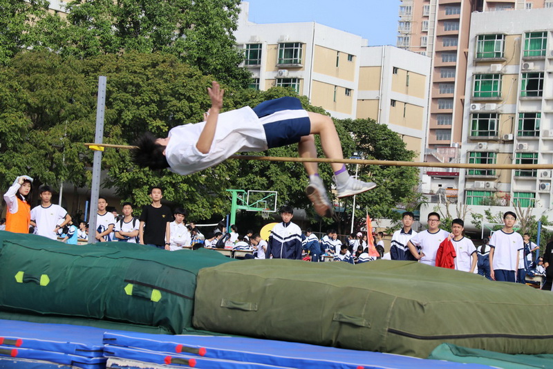 6田徑運動會運動員矯健一躍.jpg